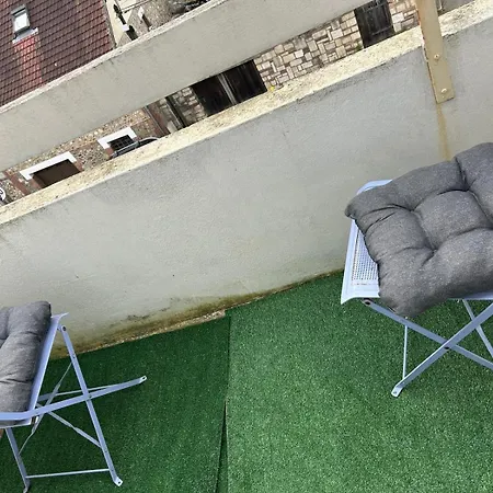 Equipe Avec Balcon Apartment